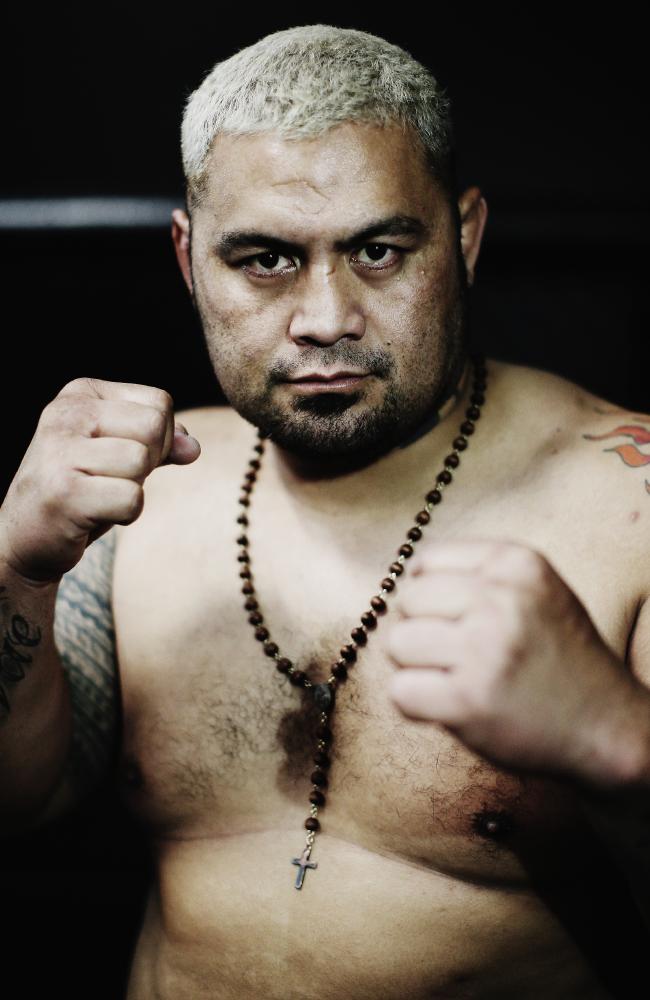 Mark Hunt Stops Exhausted Derrick Lewis, 'The Black Beast' Says He's Likely  Done